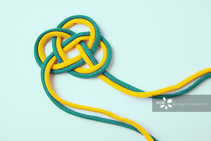 两条颜色绳索打结在一起图片素材