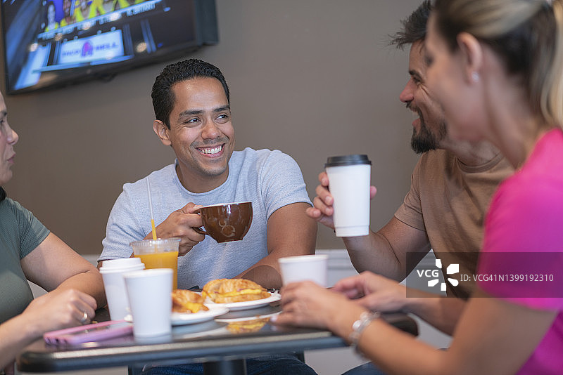 快乐的朋友在咖啡店愉快地闲逛图片素材