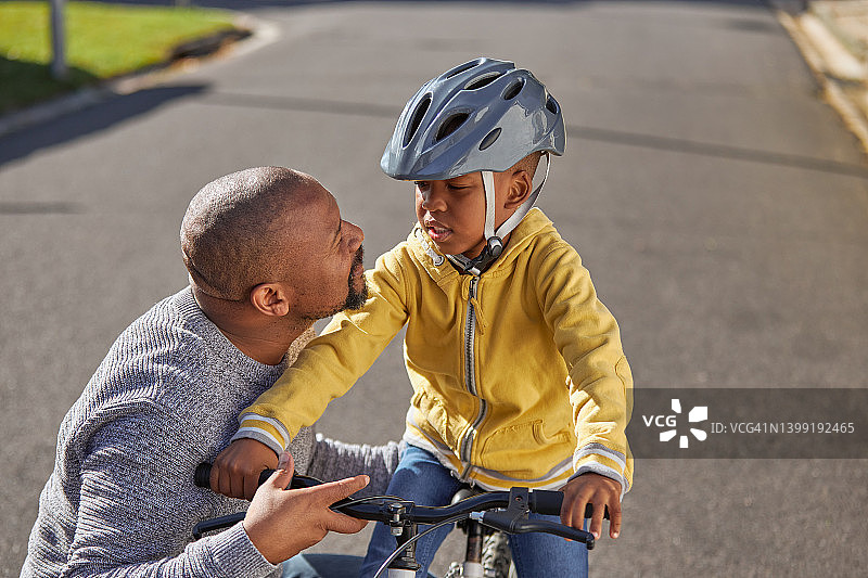 和父亲一起骑自行车的小男孩图片素材