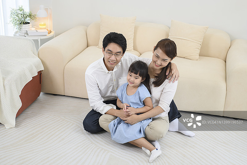 幸福家庭坐在新家的地板上图片素材