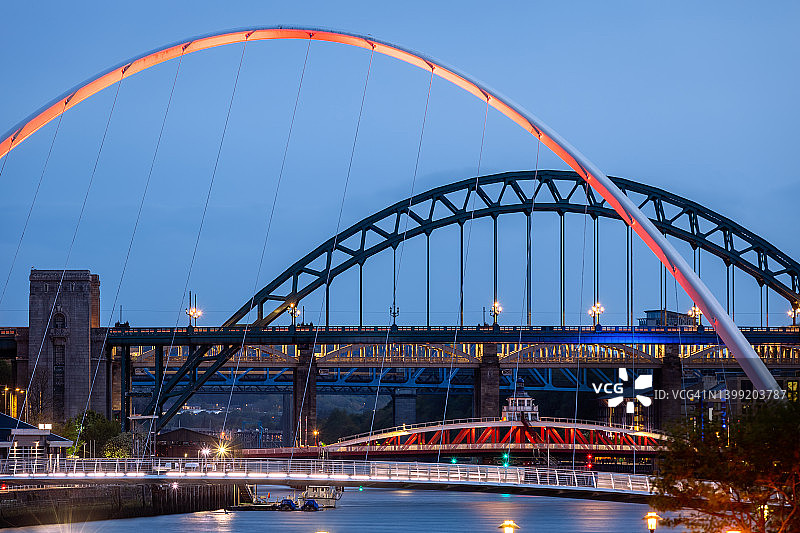 盖茨黑德千禧桥和泰恩桥，泰恩河畔纽卡斯尔，泰恩-威尔，英格兰图片素材