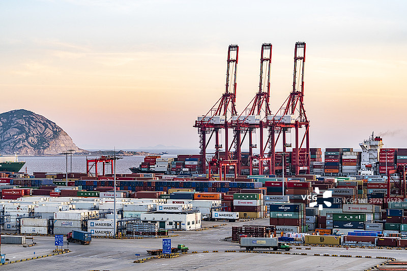 上海洋山深水港日落鸟瞰图图片素材