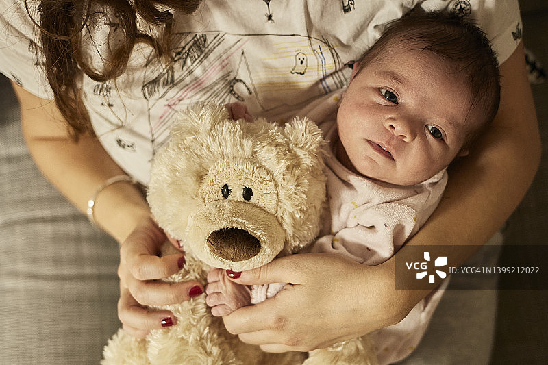 母亲在家抱着新生女婴的特写图片素材