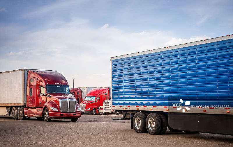 停在犹他州卡车停靠站的半挂车图片素材