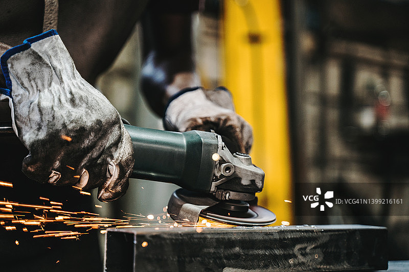 焊接工人打磨金属图片素材