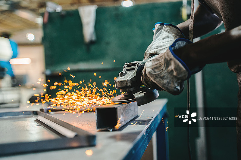 焊工使用砂轮机工作图片素材