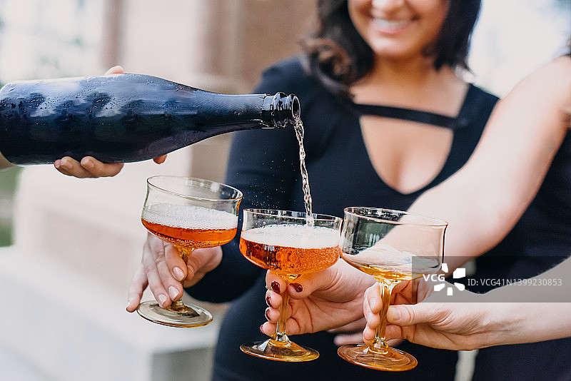 倒入酒杯中的桃红葡萄酒图片素材