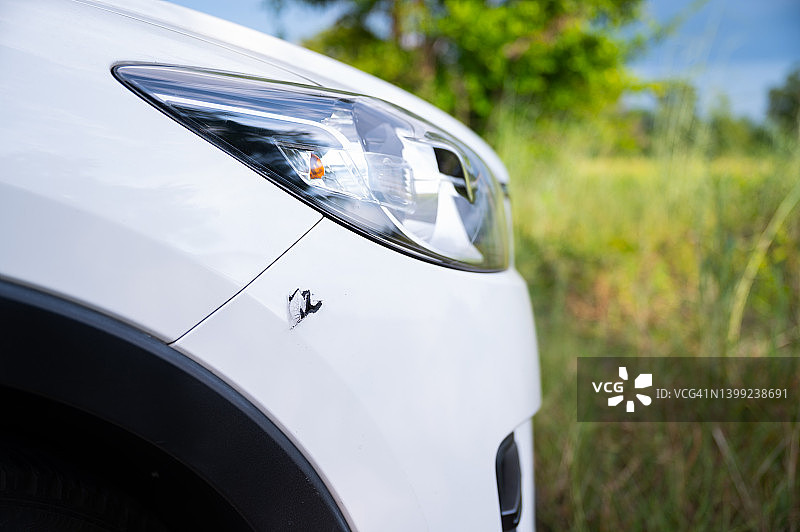 汽车保险杠上的划痕图片素材