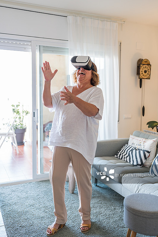 老年妇女使用虚拟现实模拟器图片素材