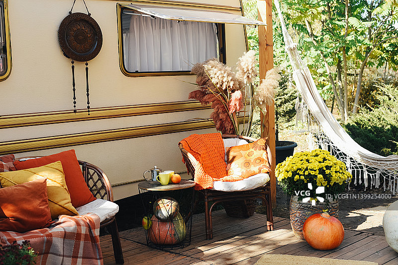 装饰有秋季元素的时尚厢型车图片素材