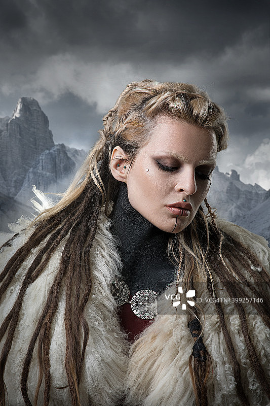 山中的俄罗斯维京女战士图片素材