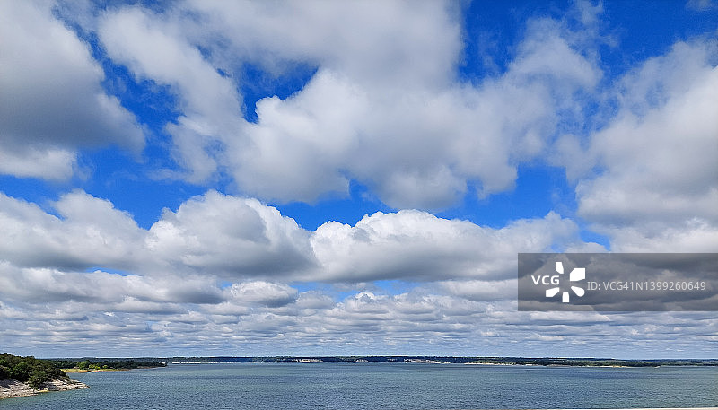 湖面上的云彩图片素材