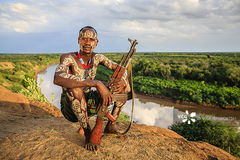 来自东非卡罗部落的男人图片素材