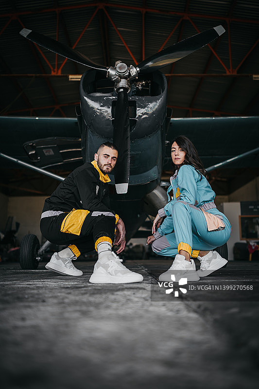 飞机前的飞行员图片素材