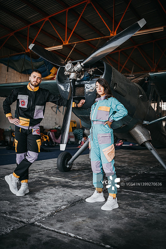 飞机前的飞行员图片素材