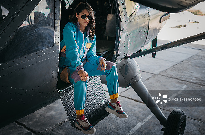 女飞行员在飞机前摆姿势图片素材