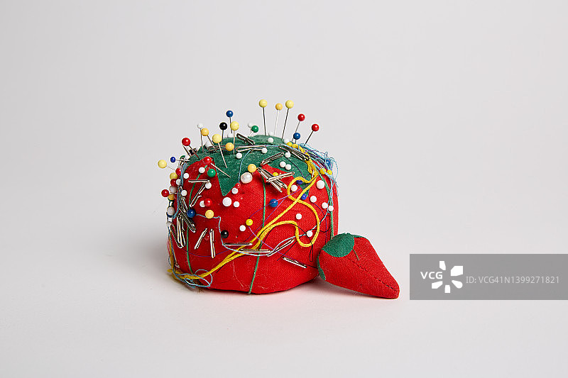 红色草莓造型针插与缝纫针图片素材