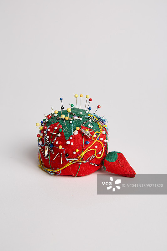 红色草莓造型针插与缝纫针图片素材