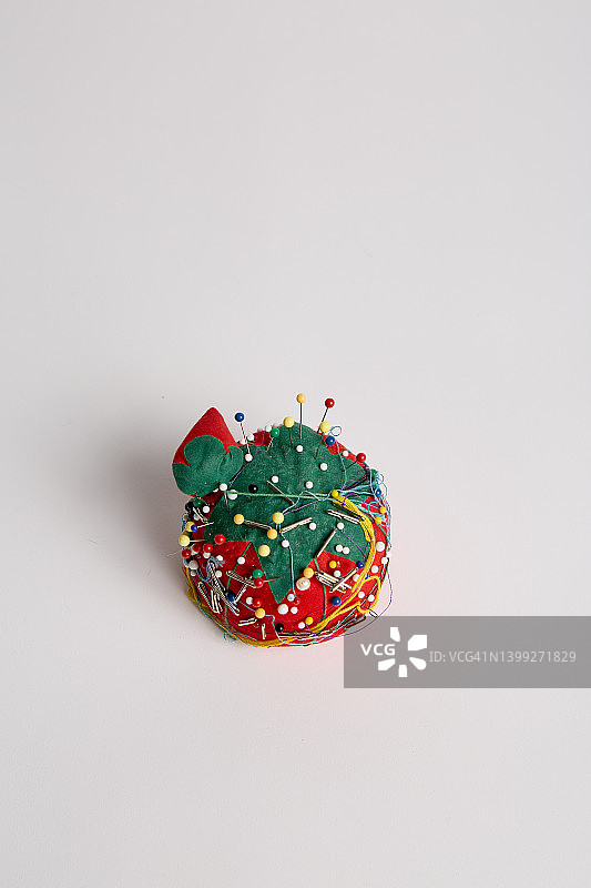 红色草莓造型针插与缝纫针图片素材