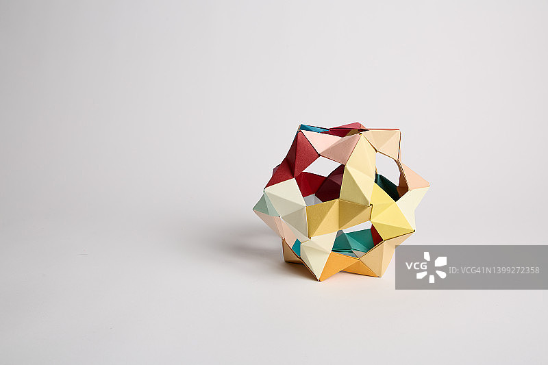 彩色折纸十二面体与留白空间图片素材