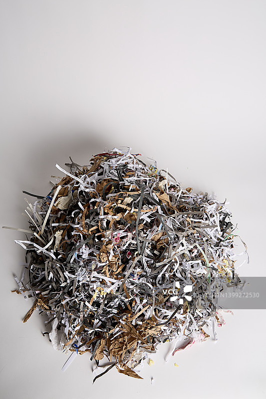 浅灰色背景上堆积如山的碎纸图片素材