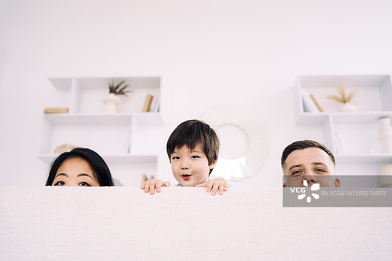 年轻的多种族家庭在客厅里玩得很开心图片素材