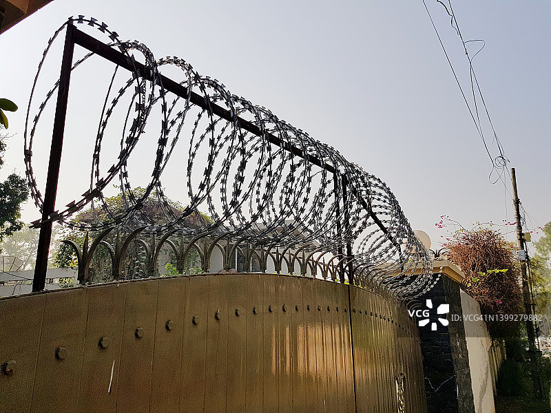 房屋大门上用于安全防护的带刺铁丝网图片素材