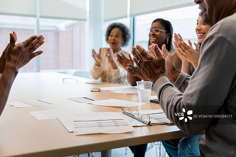 团队庆祝新成就图片素材