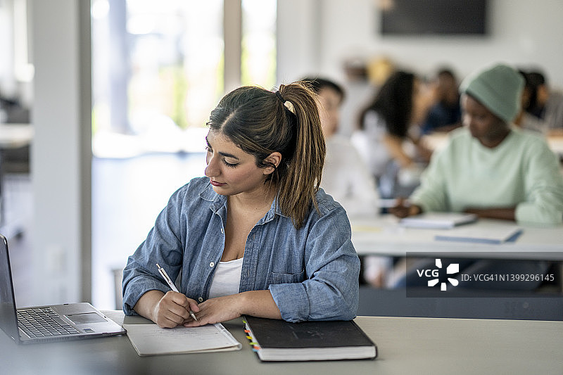 独立工作的大学生图片素材