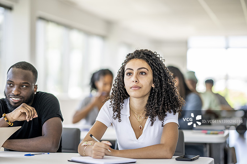 讲座中记笔记图片素材