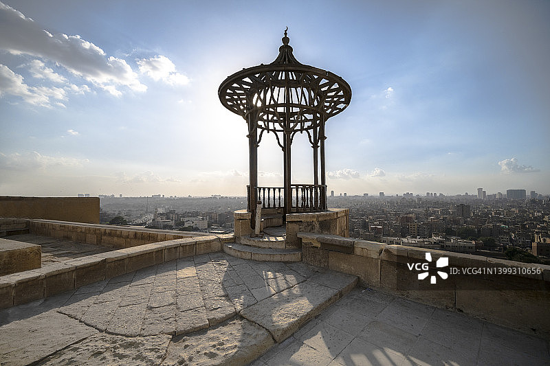 开罗萨拉丁城堡凉亭与拥挤建筑及尘雾天空的开罗鸟瞰图图片素材