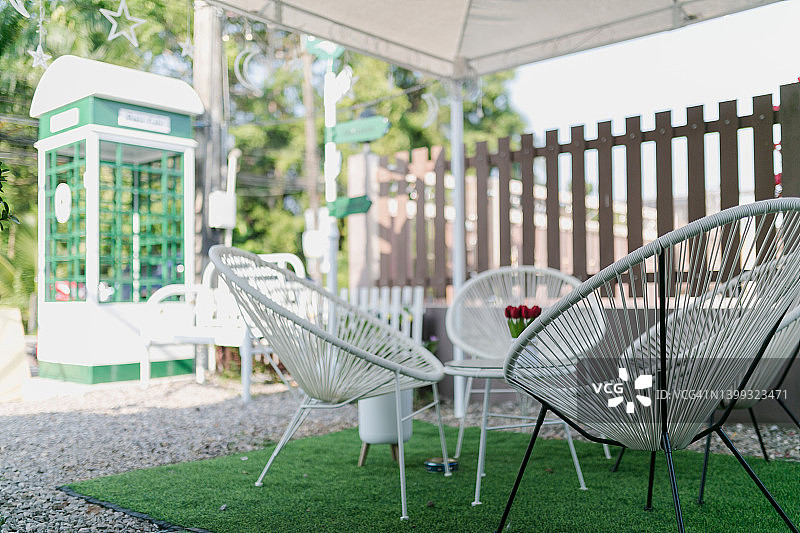 咖啡馆里的椅子和桌子图片素材