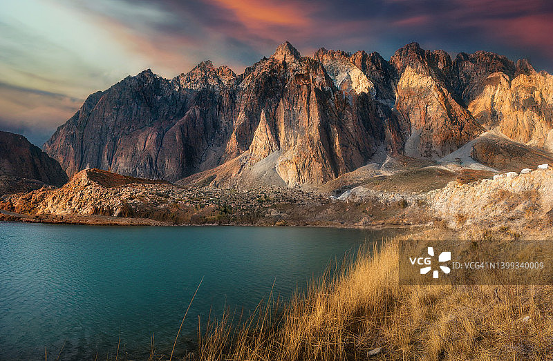 帕苏山谷山脉的壮丽日落图片素材