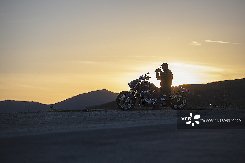 在日落时骑摩托车图片素材
