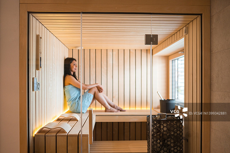 独自在豪华酒店和度假村享受的成功独立女性图片素材