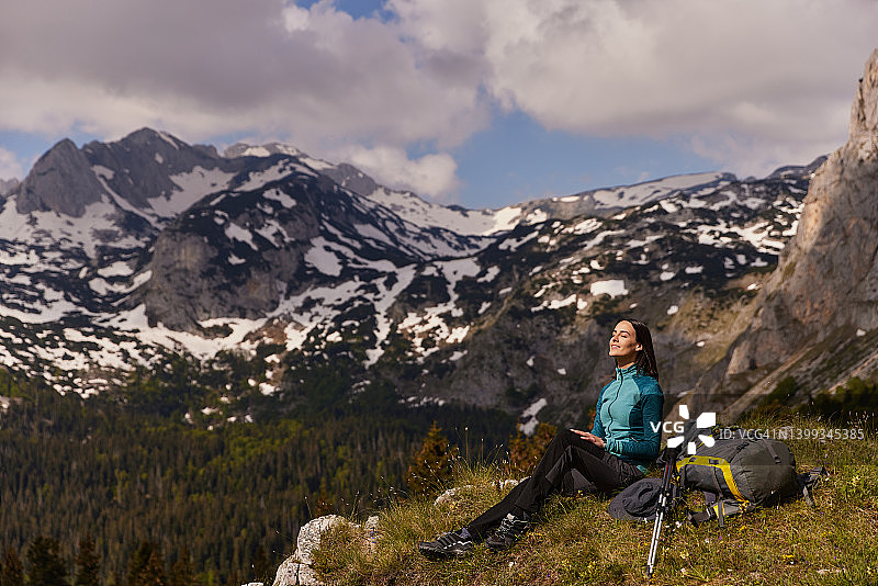 放松欣赏风景的背包女人图片素材