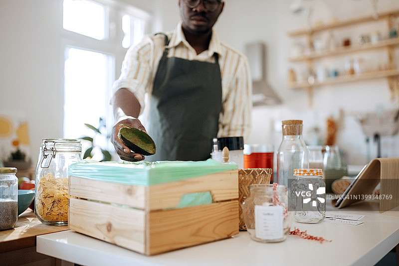 收集厨余垃圾堆肥的年轻男人图片素材