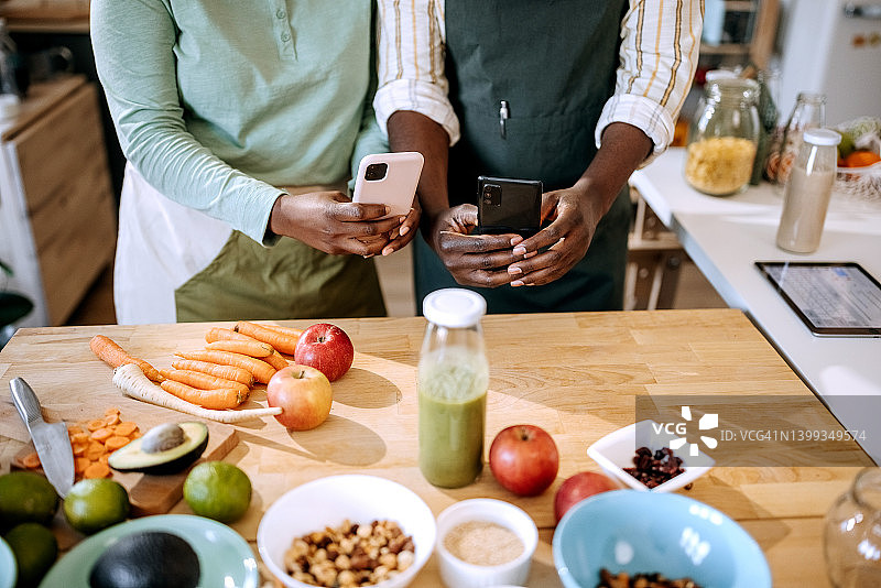 为产品拍摄广告的年轻企业主图片素材