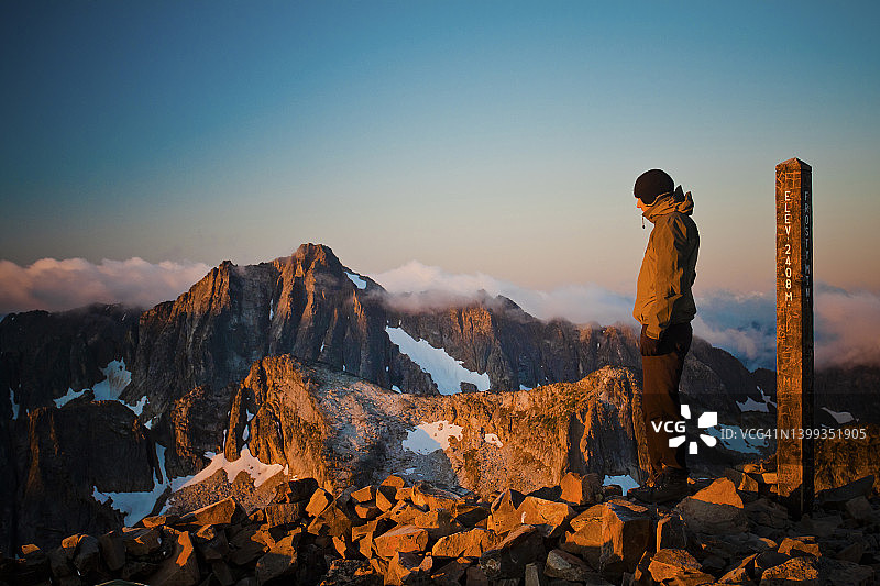 霜峰徒步图片素材