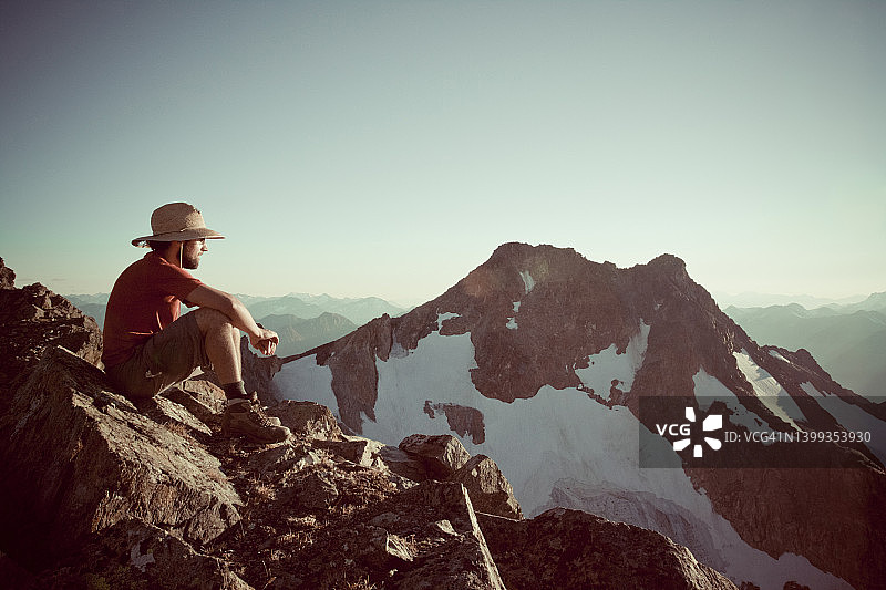 阿尔卑斯山背包旅行图片素材