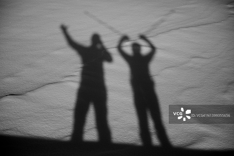 雪地上的两个人影图片素材