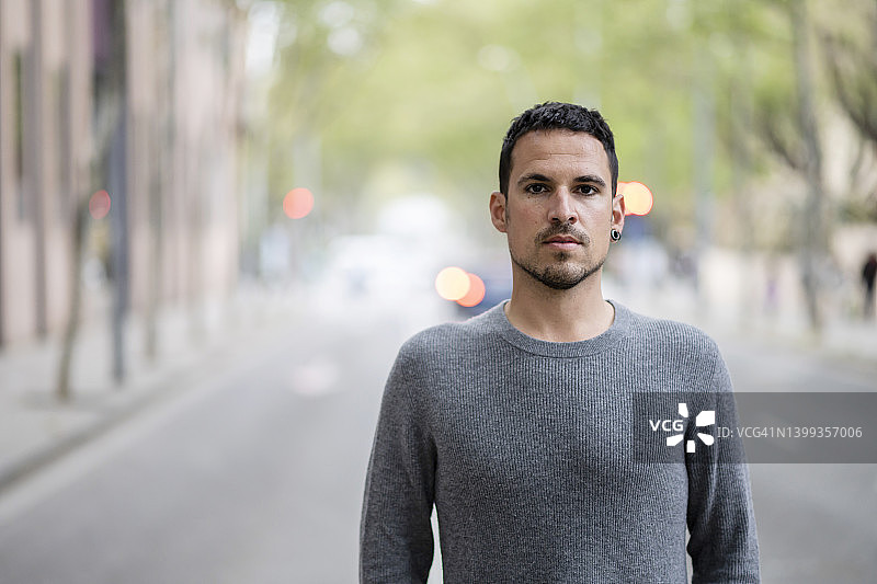 街上的年轻男人肖像照图片素材