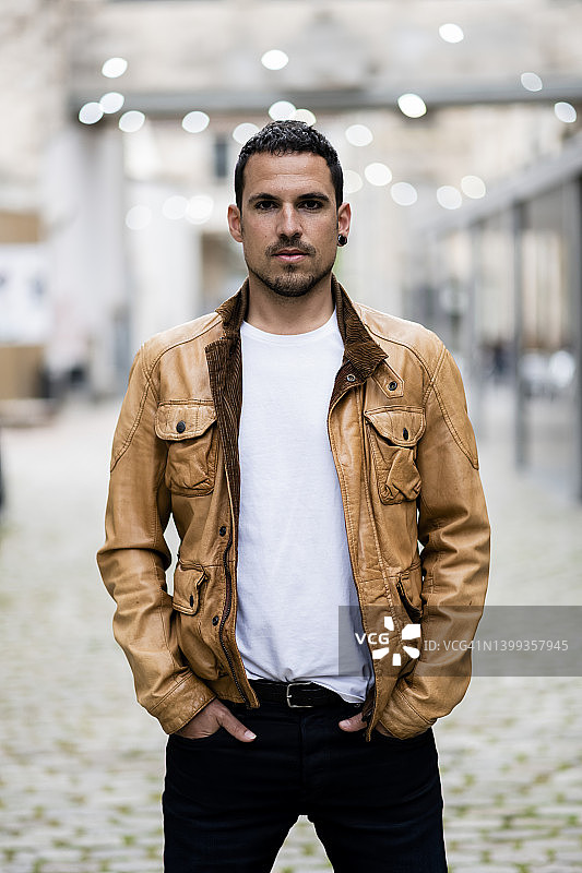 穿着休闲装站在街上看向镜头的男人图片素材