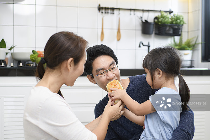 亚裔家庭吃面包特写图片素材