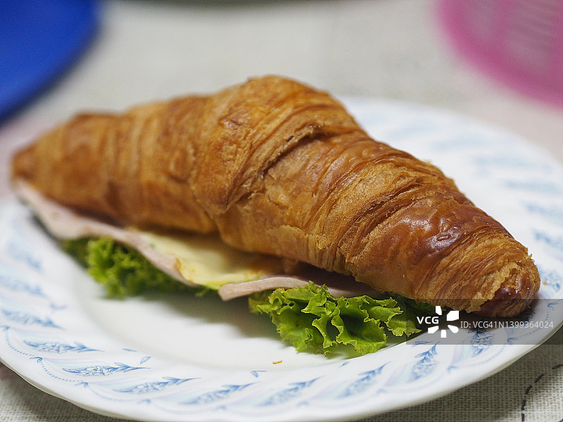 火腿奶酪馅羊角面包图片素材