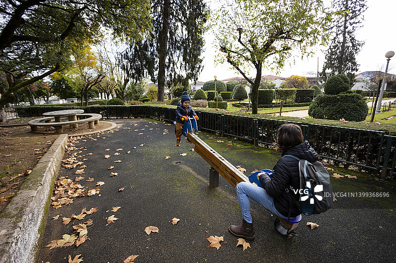 游乐场里的母子图片素材