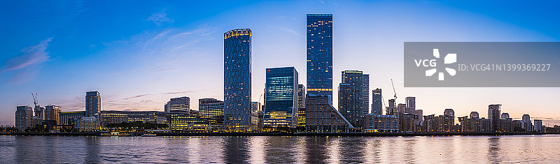 伦敦金丝雀码头日出海滨摩天大楼全景图片素材