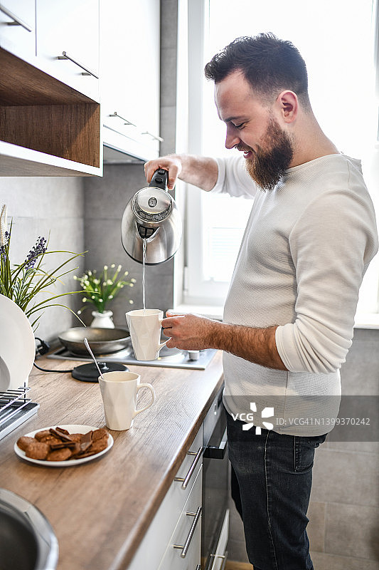 男人在厨房为自己准备健康早餐图片素材