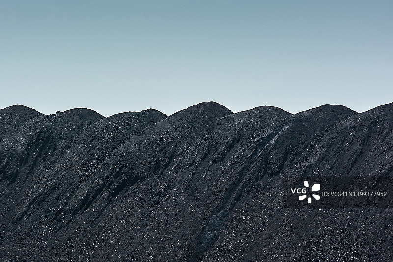 蓝天下的煤堆图片素材