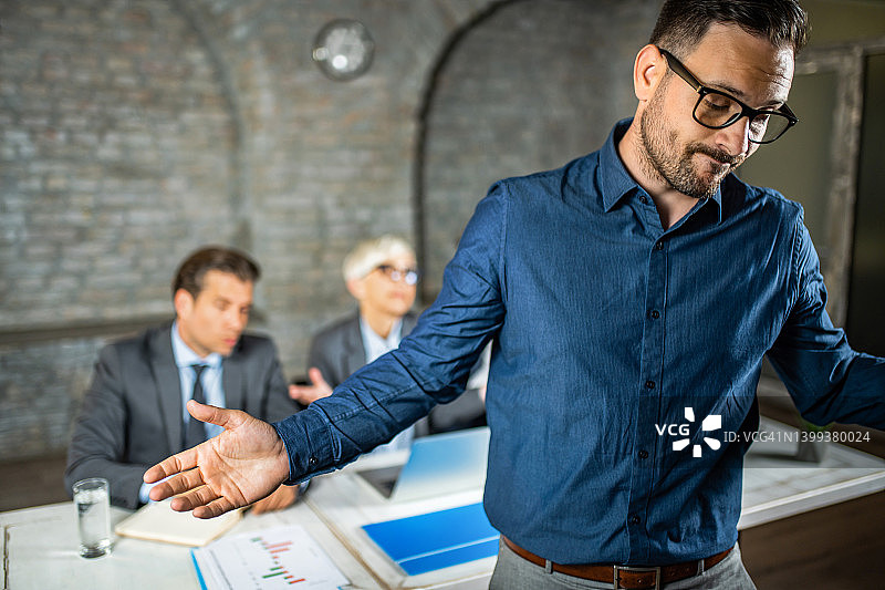 面试被拒后沮丧的男士图片素材